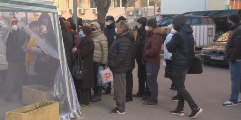 Опашки от желаещи да се ваксинират